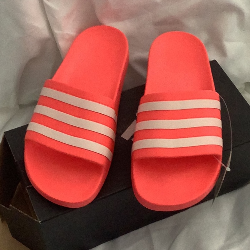 NWT Adidas Women’s Pool Beach Slides Flip Flops Slippers Size 8